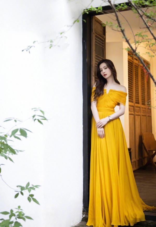 已經當媽的劉詩詩，穿著這身羽毛禮服依舊魅力不減，超有仙女感