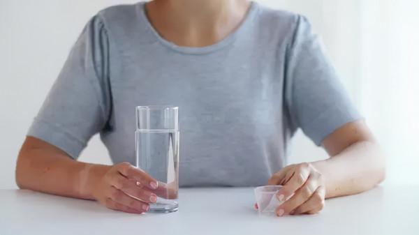 一邊吃飯一邊喝水、喝果汁,會不會傷胃?勸你這5件事不要做 一邊吃飯一邊喝水、喝果汁,會不會傷胃?勸你這5件事不要做