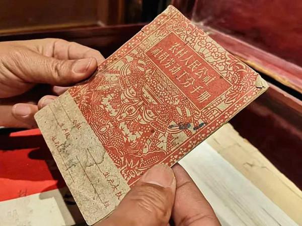 這些珍貴的報紙、書刊和圖片，讓我們回到了偉大的毛澤東時代