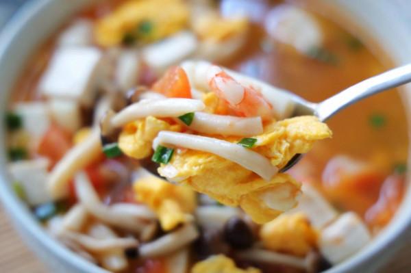 天氣涼了，來一碗超鮮美的菌菇湯，全身暖呼呼不怕冷，做法超簡單