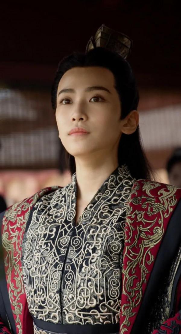 別以為貼個鬍子就是女扮男裝，這6位女星的男裝太帥，真不糊弄人