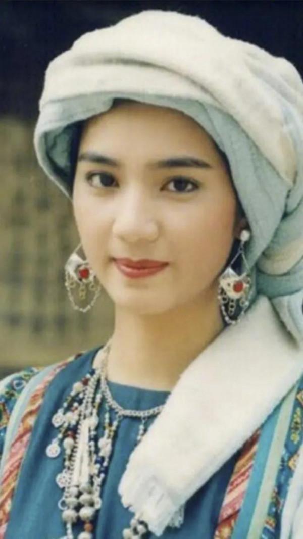 姐弟戀到底有多香，這4位嫁給“小丈夫”的女星，個個都是倒貼