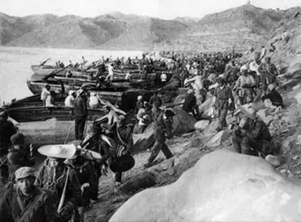 1943年,八路軍餓著肚子被日偽追了一晝夜,碰到一夥鬼子做飯 1943年,八路軍餓著肚子被日偽追了一晝夜,碰到一夥鬼子做飯