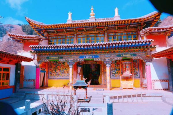 河北興龍寺古寺中,有處不幹涸的泉水,相傳是惡龍懺悔的眼淚 河北興龍寺古寺中,有處不幹涸的泉水,相傳是惡龍懺悔的眼淚