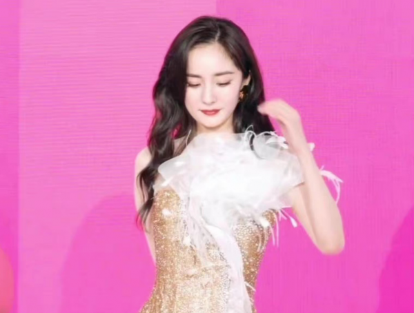 最新女星紅毯！蔣勤勤扮嫩、郭采潔翻車，楊冪用場外生圖美貌秒殺