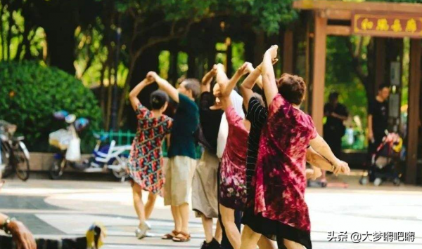 鳳凰傳奇新歌又成洗腦神曲？大爺大媽齊上陣，廣場舞跳出了高階感