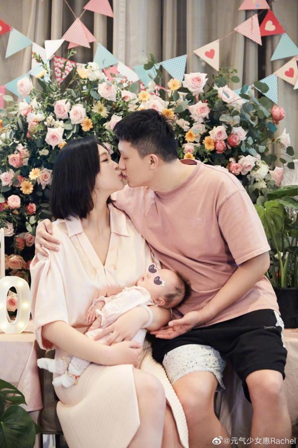 惠若琪為女大辦百日宴，女兒個頭超大首露正臉，北大老公黑眼圈重