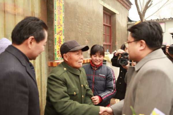 2011年一河南農民稱：要知道來的是省委書記，俺不會把布包拿出來