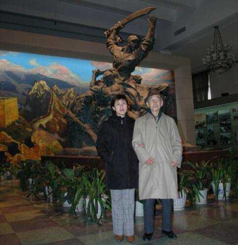 日本老兵來華謝罪，在一女子墓前下跪，說：為了她我打仗都放空槍