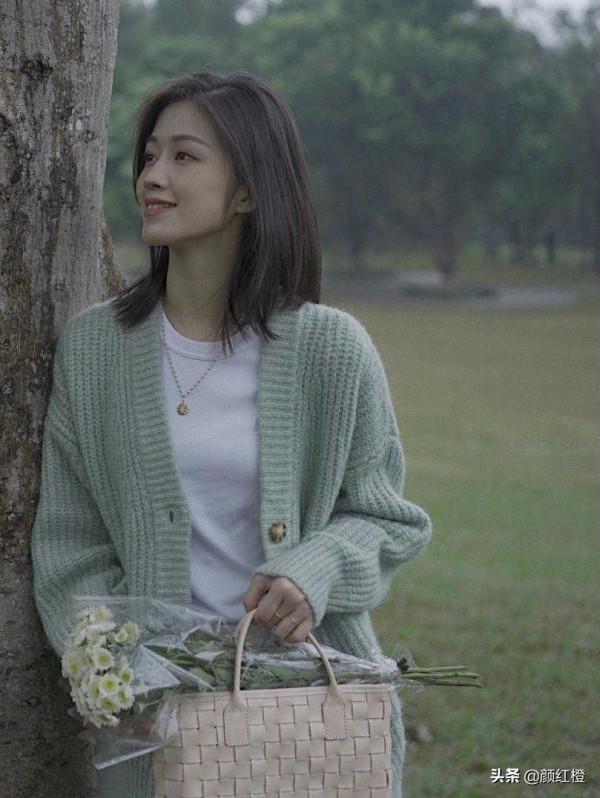 “針織外套”的高階穿法是這樣的，搭配百褶裙優雅溫柔，簡約大氣