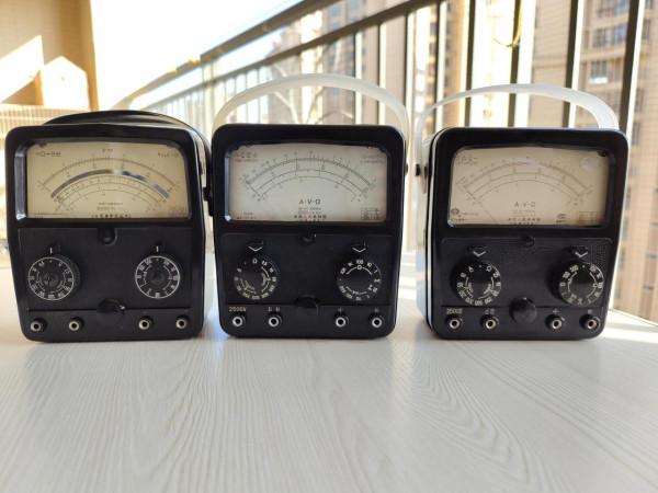 1963年震華500型萬用表!500表的最高工藝水準!三代表拆蓋看差異 1963年震華500型萬用表!500表的最高工藝水準!三代表拆蓋看差異