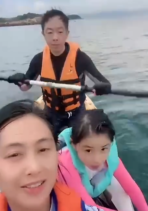 黃貫中中秋曬妻女表達想念，一家三口划船出遊，女兒越長越像朱茵