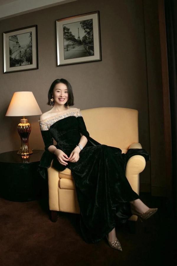 吳越認真打扮好驚豔!刻在骨子裡的美,穿“鑲鑽絲絨裙”優雅貴氣 吳越認真打扮好驚豔!刻在骨子裡的美,穿“鑲鑽絲絨裙”優雅貴氣