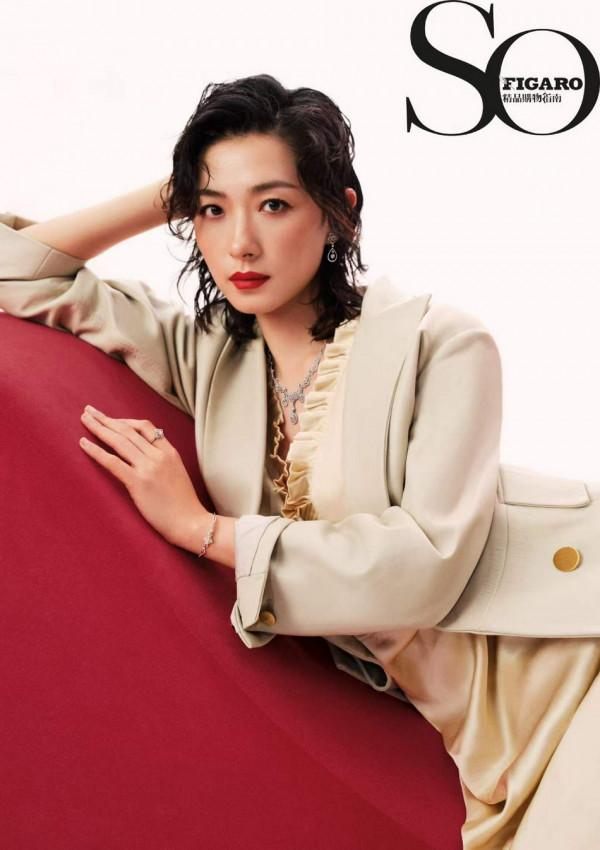 萬茜紅色光影大片曝光，眼神篤定氣場十足，展現大女人姿態