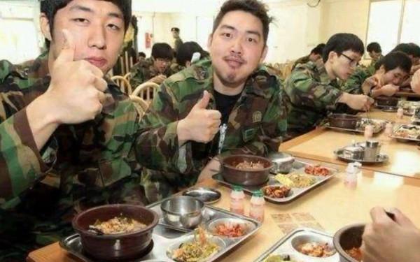 日韓兩國官兵食物攀比，印度官兵看不下去了，好歹還算人吃的