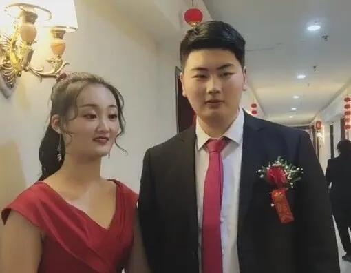 大衣哥的女兒出嫁了,小夥長得英俊瀟灑!還是個文化人 大衣哥的女兒出嫁了,小夥長得英俊瀟灑!還是個文化人