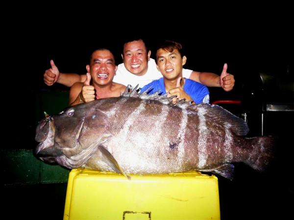 男人為了釣魚能有多瘋狂?在海上漂了10年,解鎖上千魚種成就 男人為了釣魚能有多瘋狂?在海上漂了10年,解鎖上千魚種成就