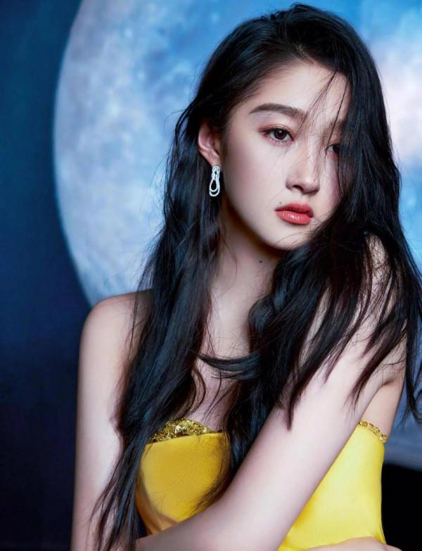 關曉彤，從影視童星，到國民閨女