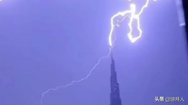 雷雨交加之下，迪拜哈利法塔秒變“避雷針”