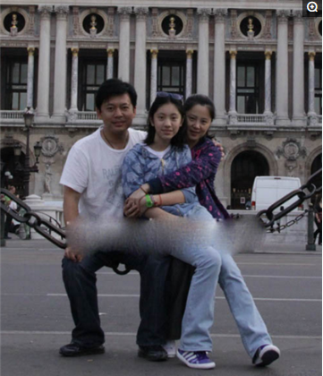 看完李幼斌的妻子，再看何政軍的妻子，網友：趙政委撿了塊寶