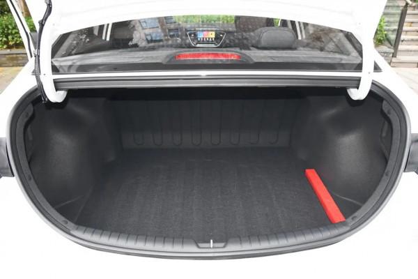 體驗現代悅納頂配車型，油耗4&period;9L，不足10萬還帶感應後備廂