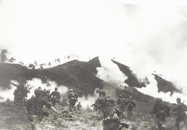 師長被馬家軍殺害，政委裝成乞丐逃脫，12年後率一個軍報仇