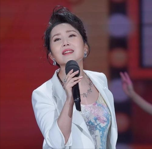 著名歌唱家胡月：嫁給陸劍民，造病歷騙父親，父親去世後泣不成聲