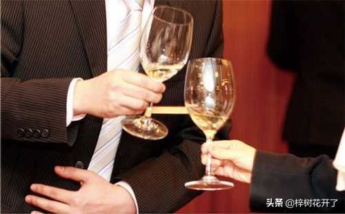 酒桌上別人說“我幹了，您隨意”，怎麼回覆才算高明？