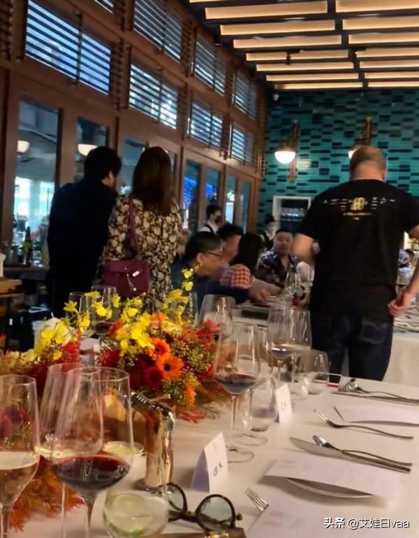 薛佳凝生活真豐富，穿印花裙拎6位數包逛高檔會所，臉通紅有福相