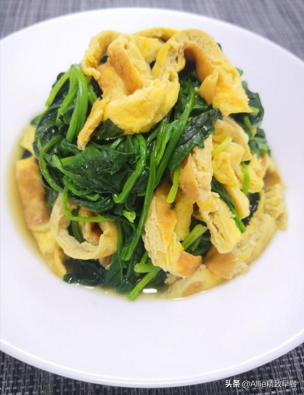 蒸包子吃膩了試試烤包子吧，外酥裡軟又多汁，搭配蘿蔔湯，助消化