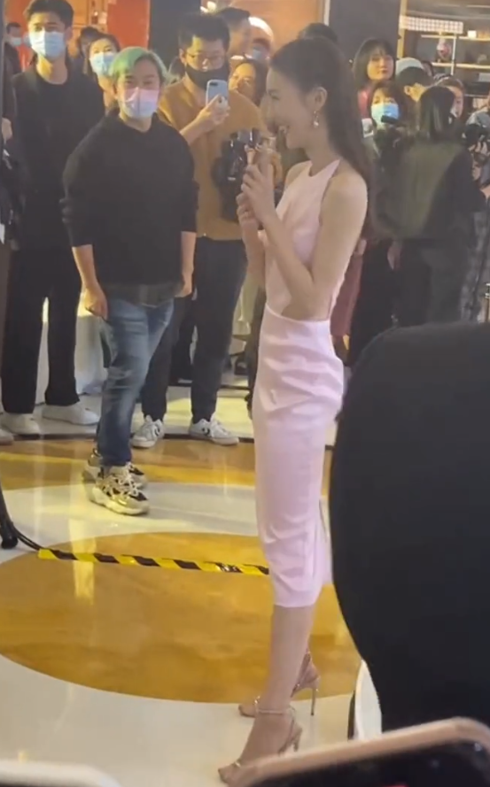 審美畸形！路人偶遇金晨瘦成紙片人，毫無美感，學學歐美多樣性吧