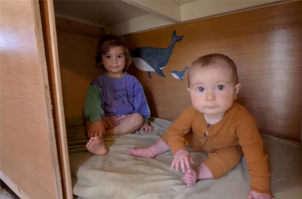 一家四口低價買2001年廢舊大巴，將22㎡空間變成蝸居，生活太幸福