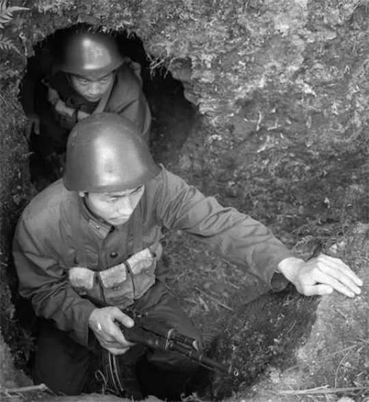 他曾在貓耳洞內彈琵琶,戰死前一個月父親去世,留下寡母哭瞎雙眼 他曾在貓耳洞內彈琵琶,戰死前一個月父親去世,留下寡母哭瞎雙眼