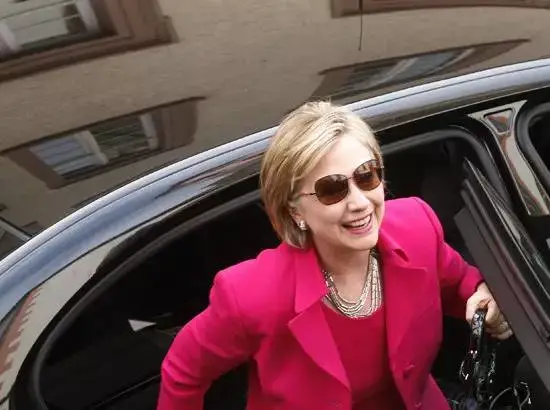 印度首富妻子罕見同框希拉里，同樣身材發福，滿身珠寶更貴氣