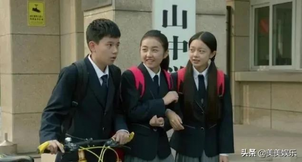 易烊千璽室友換女友太快！疑似無縫銜接，網友：小小年紀就渣了？