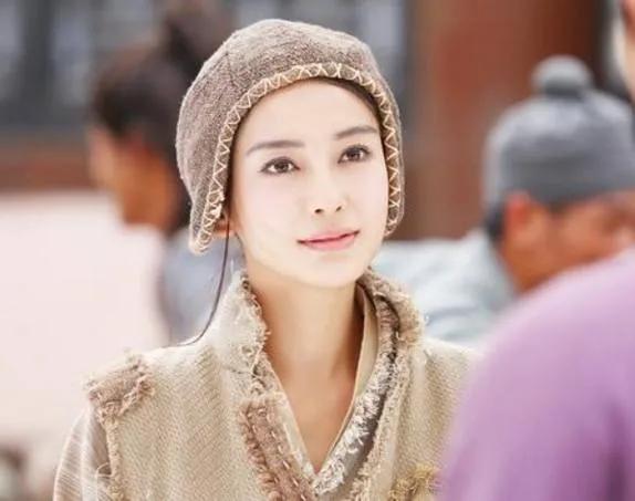 女明星演乞丐，楊穎不走心，楊超越太醜，看到劉亦菲披個麻袋也美