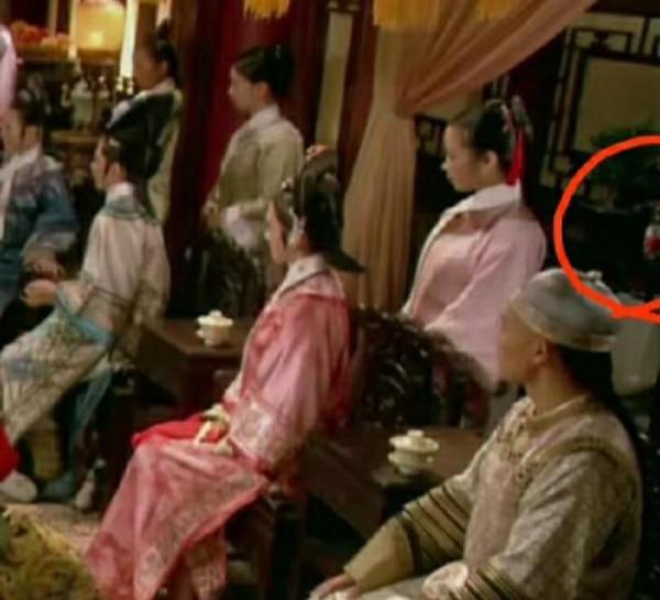 《甄嬛傳》8處穿幫，玢兒給皇上伴舞，年羹堯賀四蛋登基