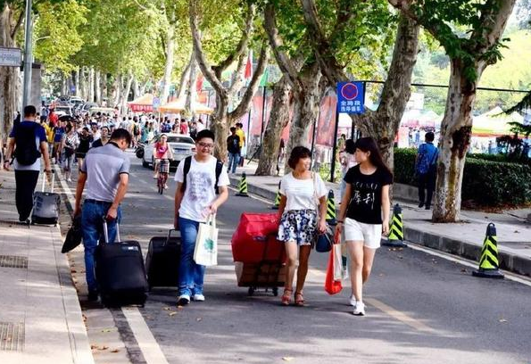 身高2米，武漢大學新生葛旭航火了，宿舍的床都是學校為他定製的