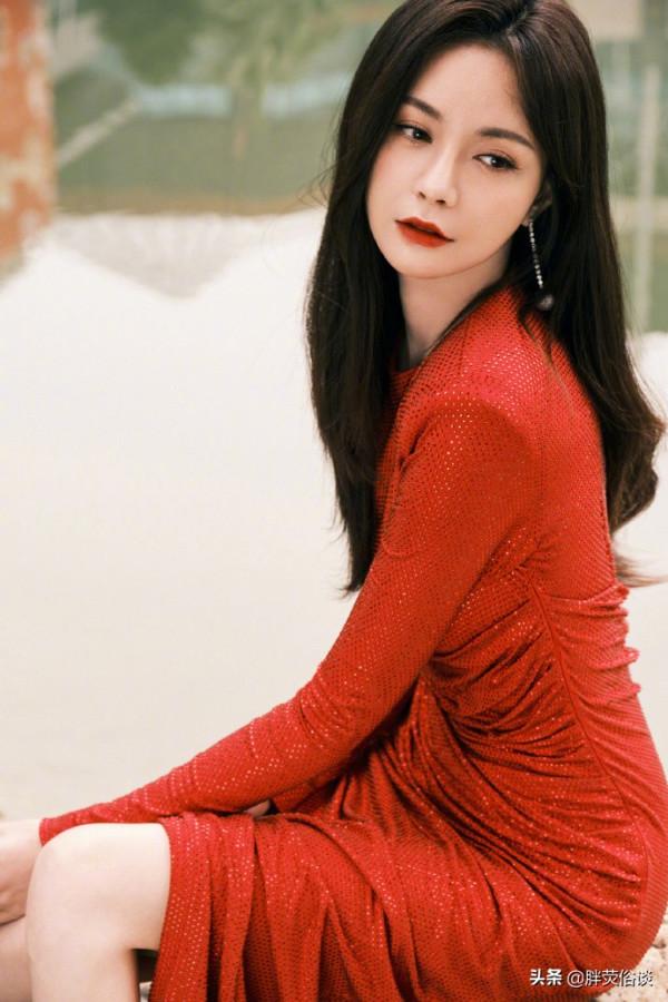 沈夢辰一身紅裙配上齊肩短髮，美麗大方