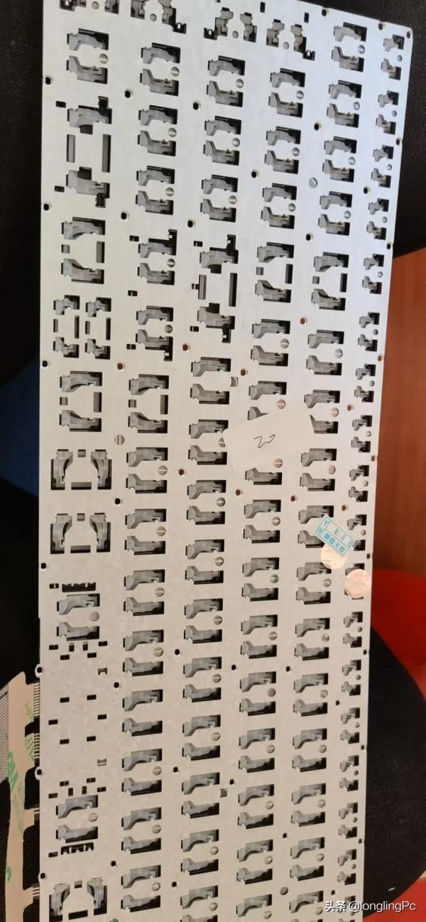 聯想膝上型電腦小新潮5000拆機換鍵盤步驟