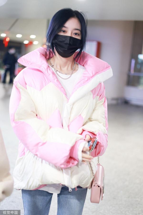 徐藝洋陷與黃子韜戀情風波後首現身 穿著粉嫩狀態佳