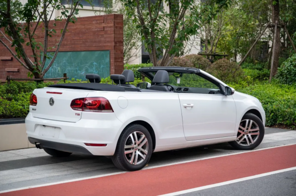 二手敞篷高爾夫:秋高氣爽需好車相伴,十二萬出頭的個性之選 二手敞篷高爾夫:秋高氣爽需好車相伴,十二萬出頭的個性之選