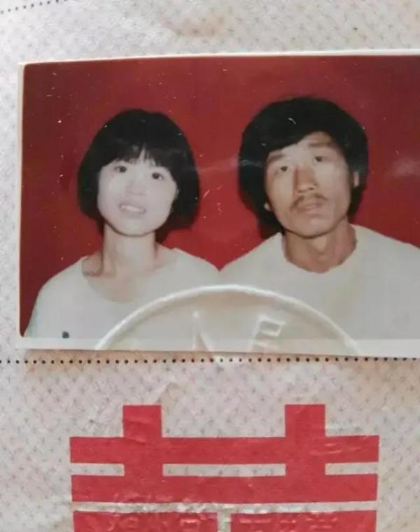 &OpenCurlyDoubleQuote;媽，你當初是怎麼看上我爸的？&rdquo;網友曬父母結婚照，讓人笑劈了