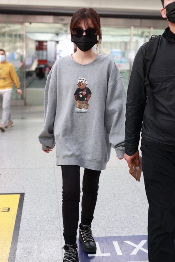 虞書欣穿灰色小熊衛衣搭配黑色牛仔褲，戴墨鏡休閒可愛
