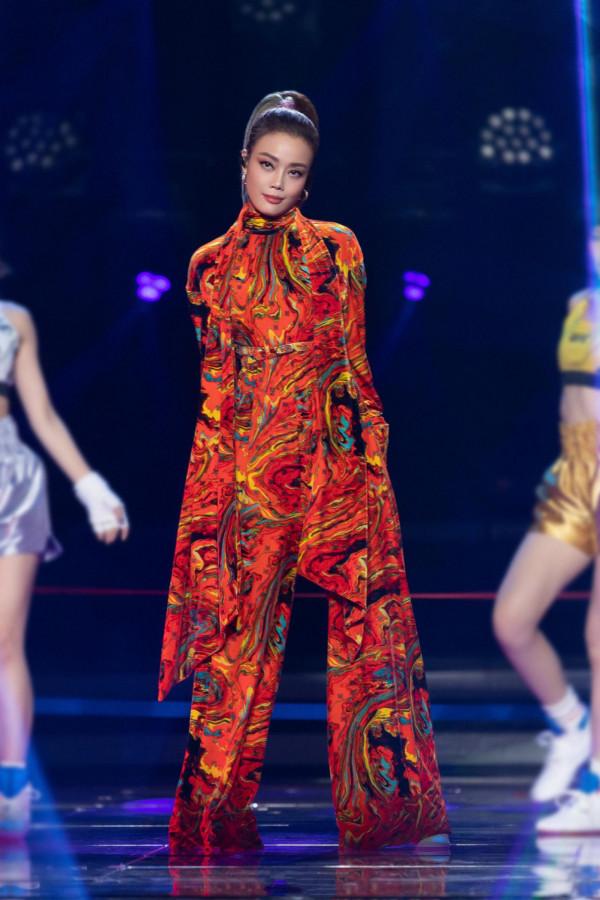 6臺春晚群芳爭豔：唐嫣劉海翻車，張雨綺鑽飾搶鏡，AB像大頭娃娃