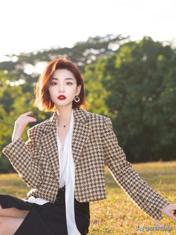 今年火了一種穿法叫:“外面過冬,裡面過夏”,時髦精們都愛了 今年火了一種穿法叫:“外面過冬,裡面過夏”,時髦精們都愛了