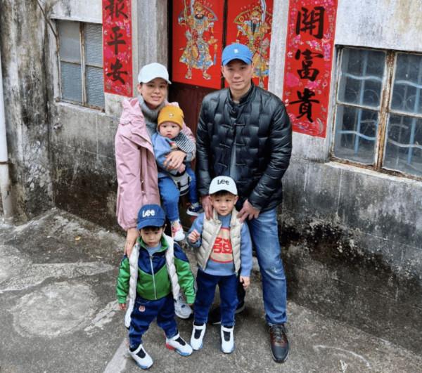 胡杏兒元宵陪老公回農村，用扁擔挑貨接地氣，三娃同穿唐裝好喜慶