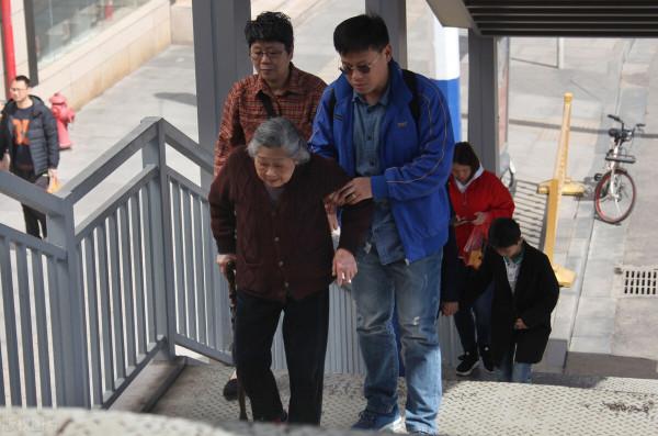 62歲老人的無奈哭訴：我寧可成為一個不孝子，也希望父親早日離去