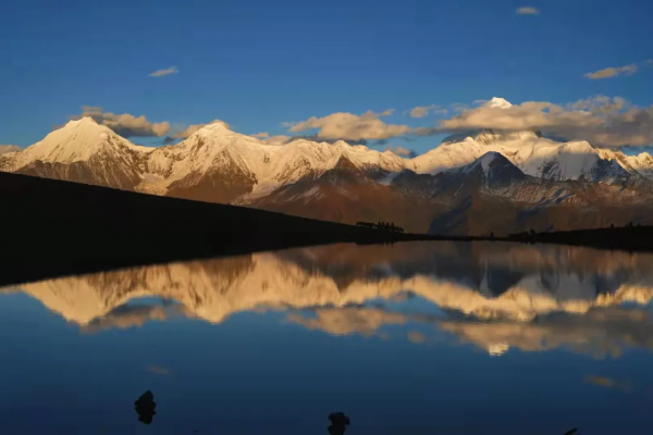 「冷嘎措+魚子西」朝聖蜀山之王貢嘎，藍冰奇遇，小而精的旅行