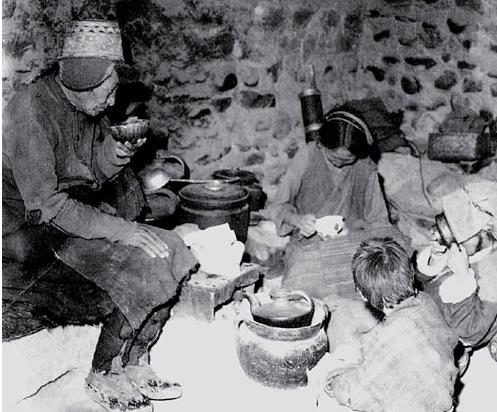 1937年一場血戰後,老喇嘛救下紅軍團長:給我弟弟當上門女婿吧 1937年一場血戰後,老喇嘛救下紅軍團長:給我弟弟當上門女婿吧